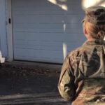 la-mamma-dell'esercito-e-tornata-a-casa-e-ha-aspettato-alla-porta-chiamando-il-suo-cane