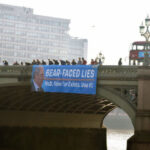 la-peta-denuncia-le-“menzogne-​​da-orso”-del-segretario-alla-difesa-con-l'imponente-striscione-del-westminster-bridge